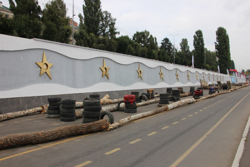 На Набережной Космонавтов тысячи саратовцев пришли посмотреть на мотогонки