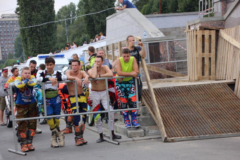 На Набережной Космонавтов тысячи саратовцев пришли посмотреть на мотогонки