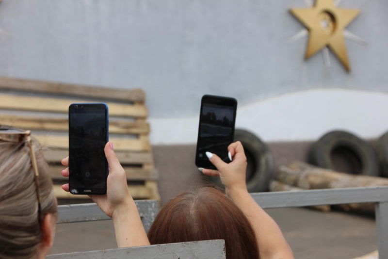 На Набережной Космонавтов тысячи саратовцев пришли посмотреть на мотогонки