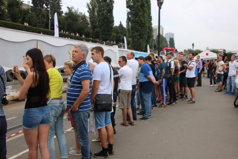 На Набережной Космонавтов тысячи саратовцев пришли посмотреть на мотогонки