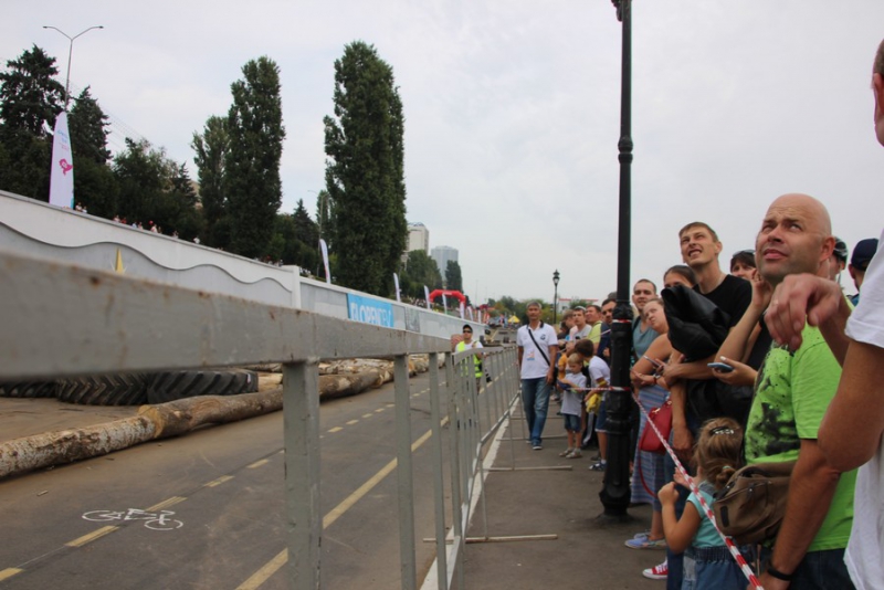 На Набережной Космонавтов тысячи саратовцев пришли посмотреть на мотогонки