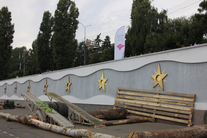 На Набережной Космонавтов тысячи саратовцев пришли посмотреть на мотогонки