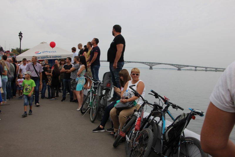 На Набережной Космонавтов тысячи саратовцев пришли посмотреть на мотогонки