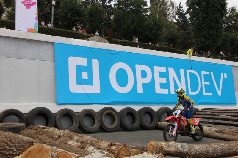 На Набережной Космонавтов тысячи саратовцев пришли посмотреть на мотогонки