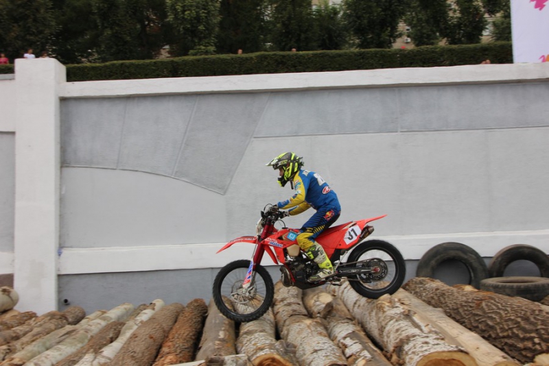 На Набережной Космонавтов тысячи саратовцев пришли посмотреть на мотогонки