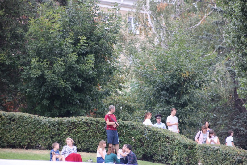 На Набережной Космонавтов тысячи саратовцев пришли посмотреть на мотогонки