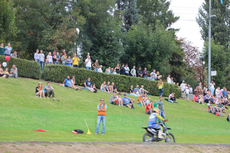 На Набережной Космонавтов тысячи саратовцев пришли посмотреть на мотогонки