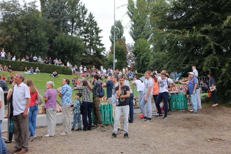 На Набережной Космонавтов тысячи саратовцев пришли посмотреть на мотогонки