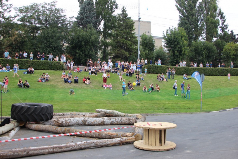 На Набережной Космонавтов тысячи саратовцев пришли посмотреть на мотогонки