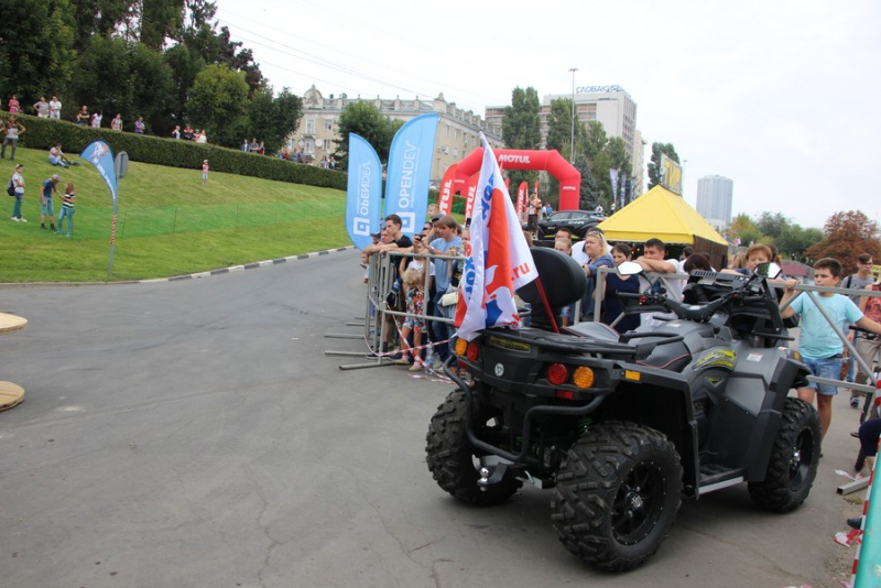 На Набережной Космонавтов тысячи саратовцев пришли посмотреть на мотогонки