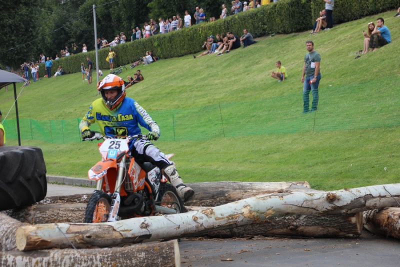 На Набережной Космонавтов тысячи саратовцев пришли посмотреть на мотогонки