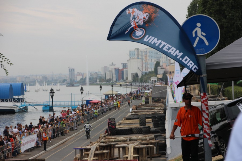 На Набережной Космонавтов тысячи саратовцев пришли посмотреть на мотогонки