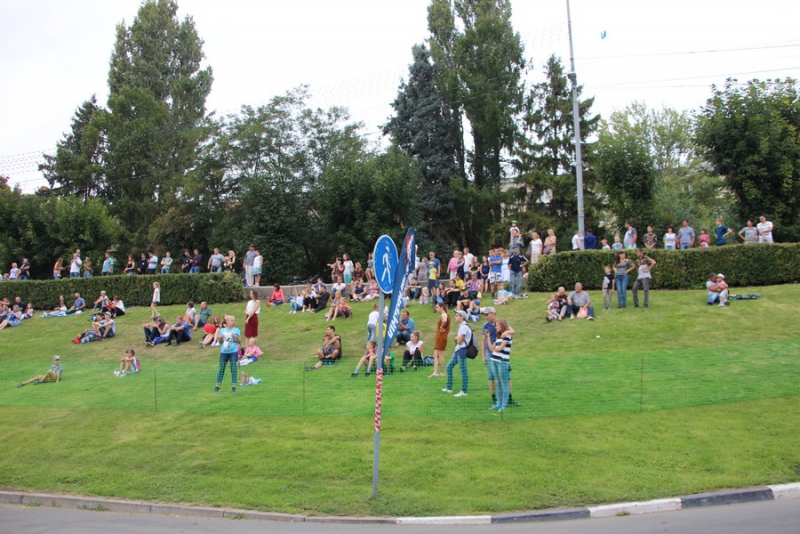 На Набережной Космонавтов тысячи саратовцев пришли посмотреть на мотогонки