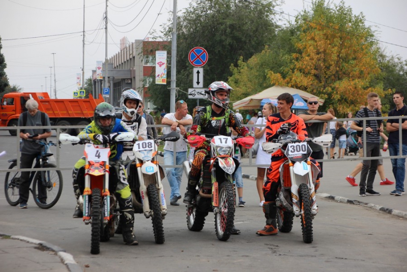 На Набережной Космонавтов тысячи саратовцев пришли посмотреть на мотогонки