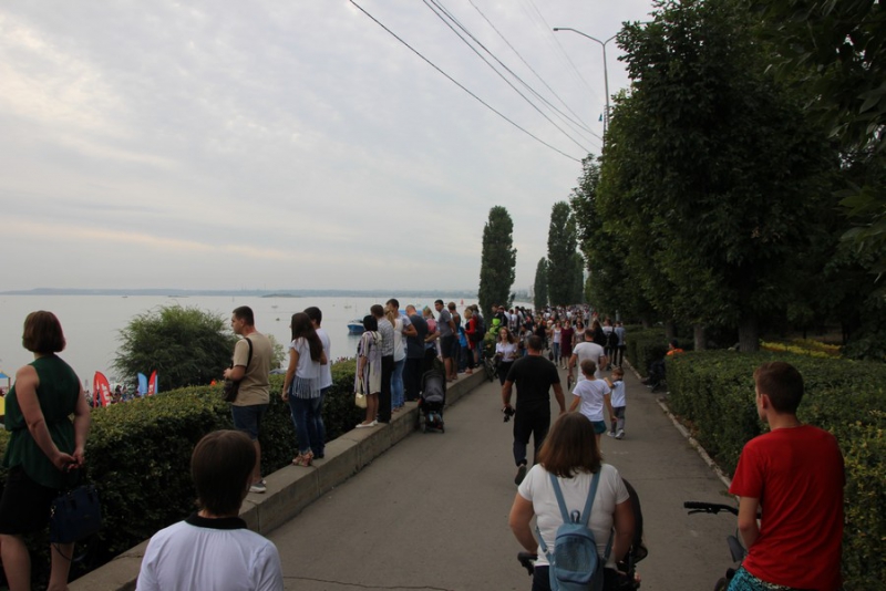 На Набережной Космонавтов тысячи саратовцев пришли посмотреть на мотогонки