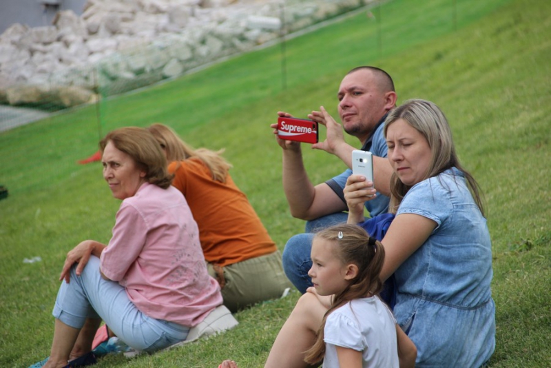 На Набережной Космонавтов тысячи саратовцев пришли посмотреть на мотогонки
