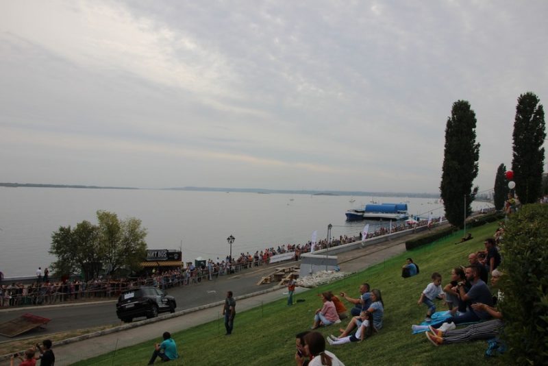 На Набережной Космонавтов тысячи саратовцев пришли посмотреть на мотогонки