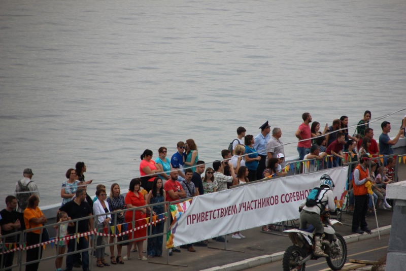 На Набережной Космонавтов тысячи саратовцев пришли посмотреть на мотогонки