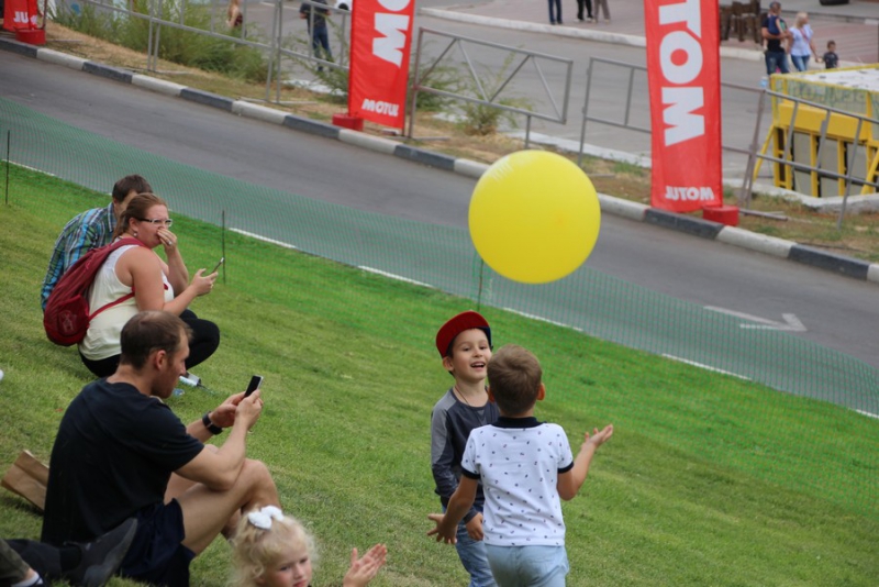 На Набережной Космонавтов тысячи саратовцев пришли посмотреть на мотогонки