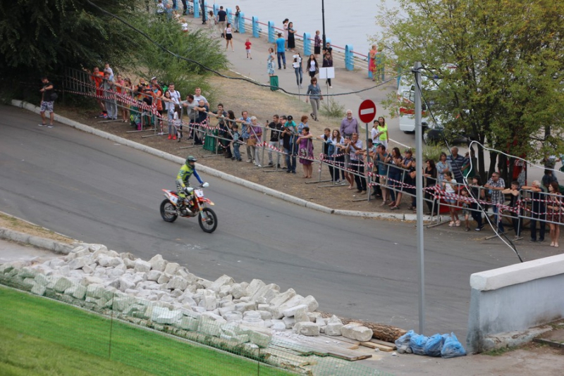 На Набережной Космонавтов тысячи саратовцев пришли посмотреть на мотогонки