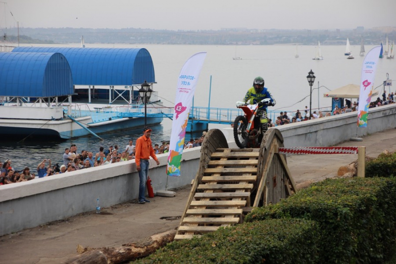 На Набережной Космонавтов тысячи саратовцев пришли посмотреть на мотогонки
