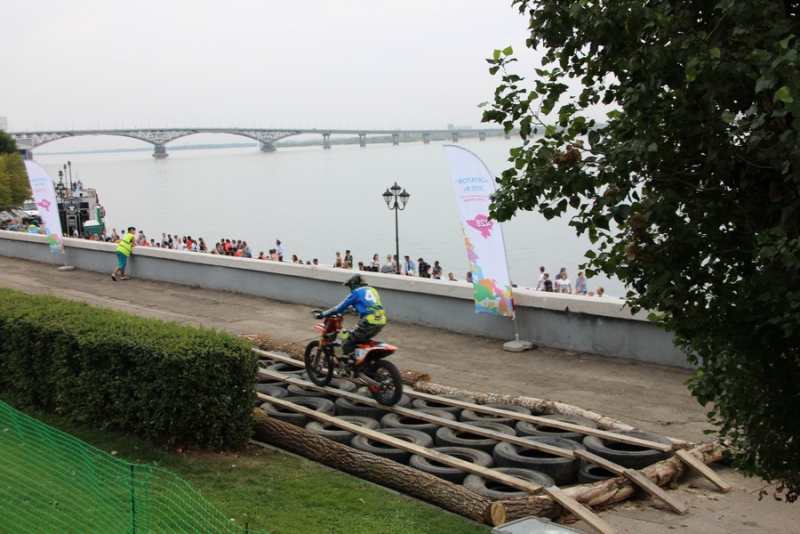 На Набережной Космонавтов тысячи саратовцев пришли посмотреть на мотогонки