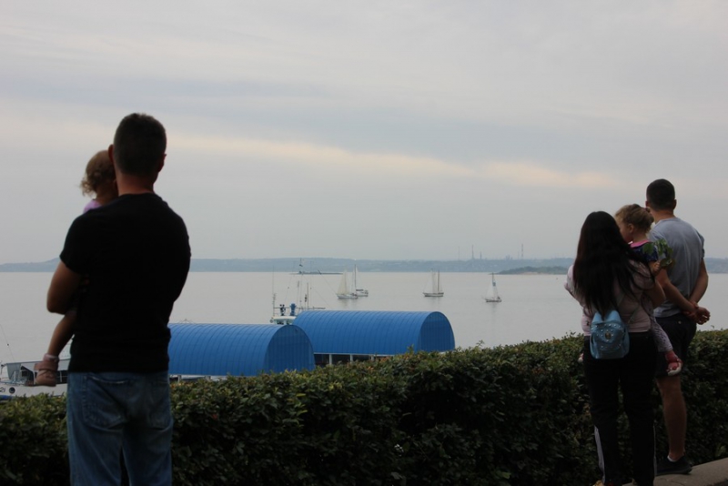 На Набережной Космонавтов тысячи саратовцев пришли посмотреть на мотогонки