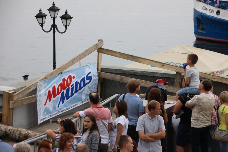 На Набережной Космонавтов тысячи саратовцев пришли посмотреть на мотогонки