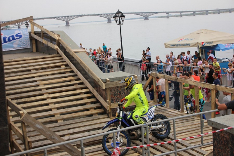 На Набережной Космонавтов тысячи саратовцев пришли посмотреть на мотогонки