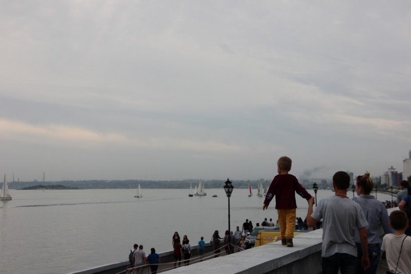 На Набережной Космонавтов тысячи саратовцев пришли посмотреть на мотогонки