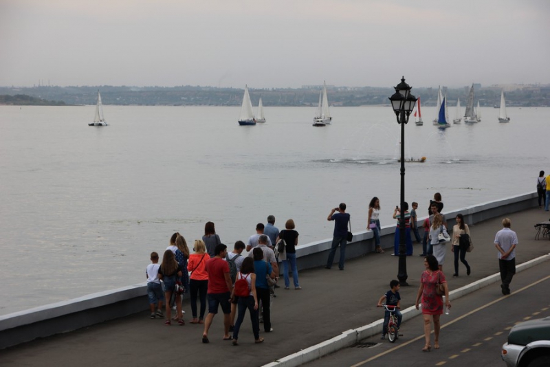 На Набережной Космонавтов тысячи саратовцев пришли посмотреть на мотогонки