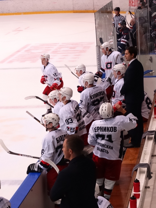 Хоккеисты «Кристалла» дома выиграли первый матч Первенства ВХЛ