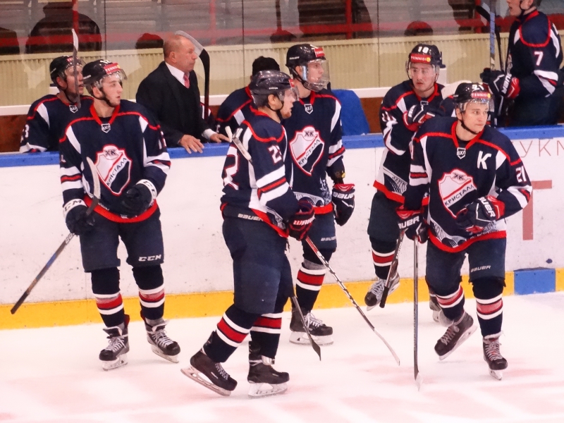 Хоккеисты «Кристалла» дома выиграли первый матч Первенства ВХЛ