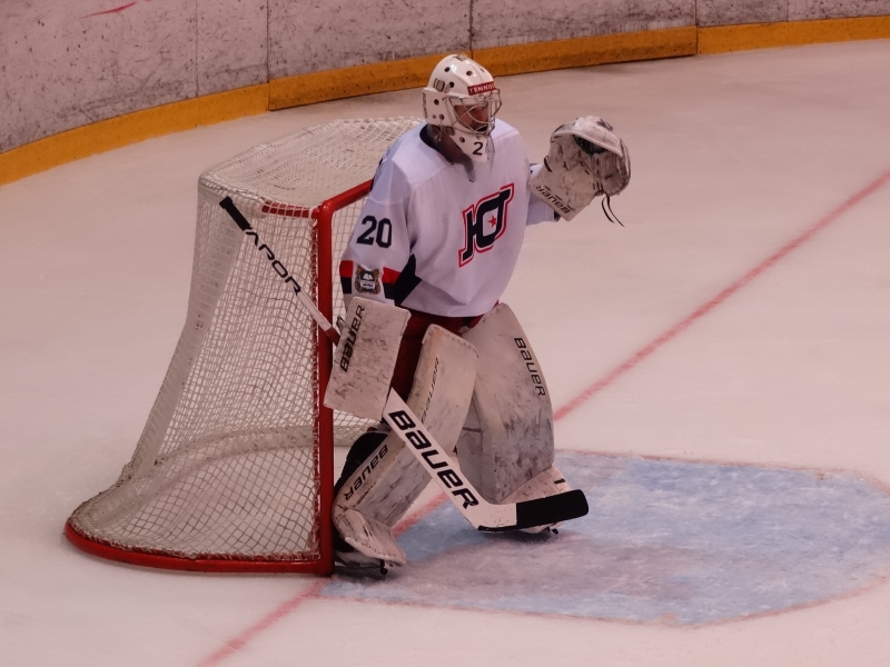 Хоккеисты «Кристалла» дома выиграли первый матч Первенства ВХЛ