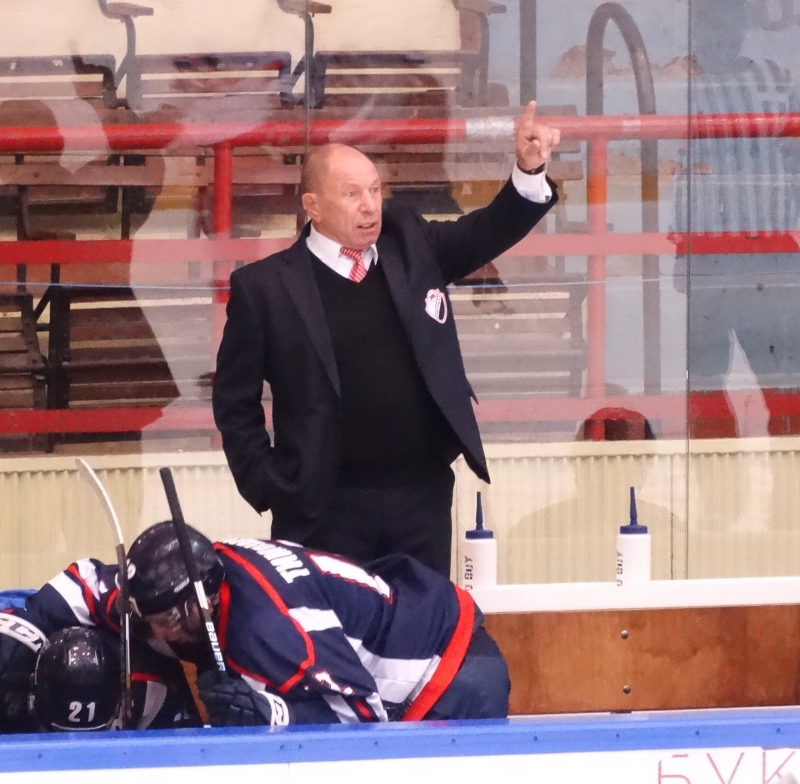 Хоккеисты «Кристалла» дома выиграли первый матч Первенства ВХЛ