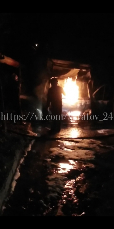 Возле сквера Победы сгорел грузовик. Владелец заявил о поджоге