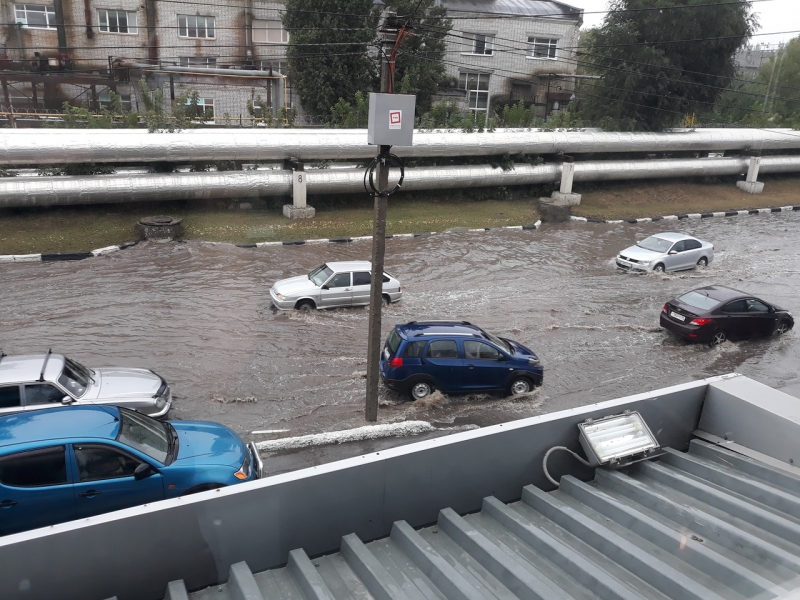 Саратовские автомобилисты вплавь преодолевают затопленные улицы