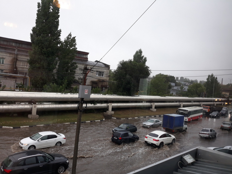 Саратовские автомобилисты вплавь преодолевают затопленные улицы