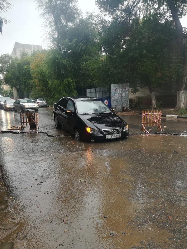 Саратовские автомобилисты вплавь преодолевают затопленные улицы