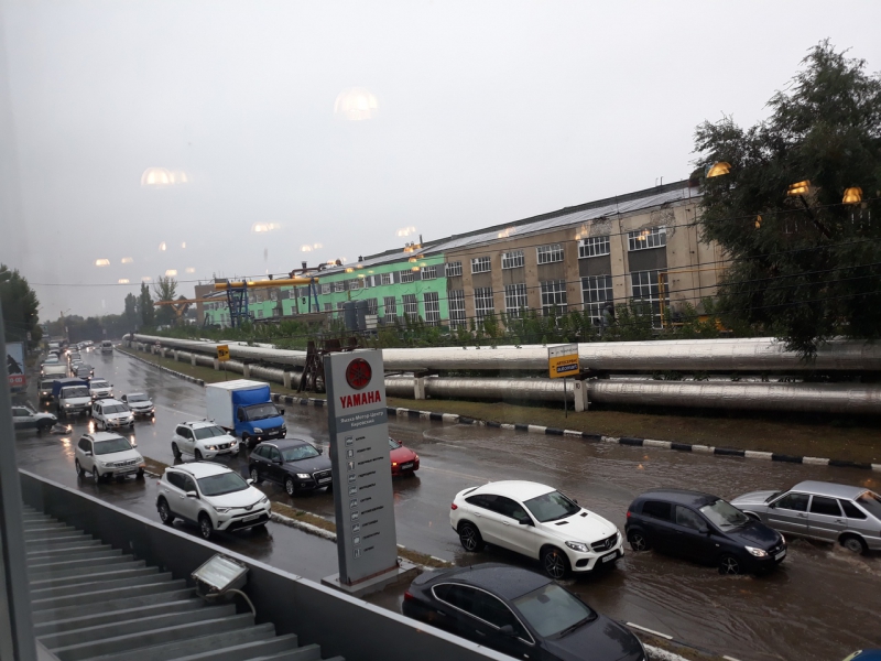 Саратовские автомобилисты вплавь преодолевают затопленные улицы