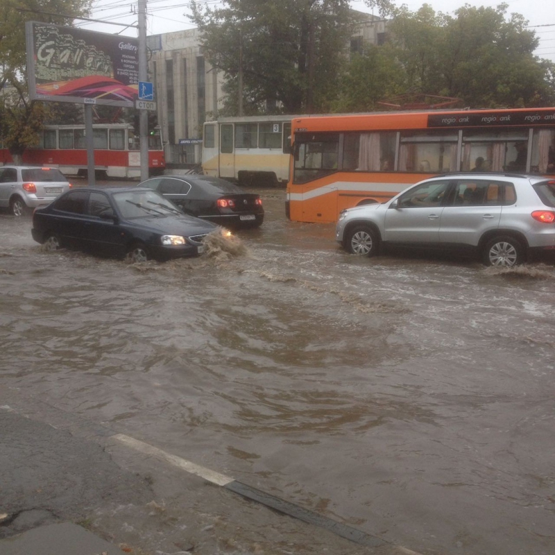 Саратовские автомобилисты вплавь преодолевают затопленные улицы