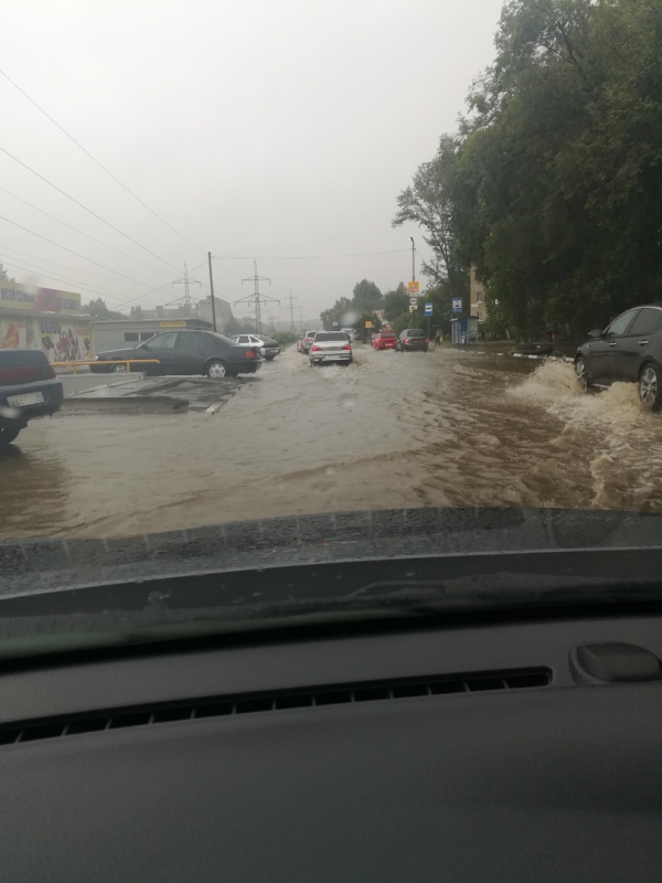 Саратовские автомобилисты вплавь преодолевают затопленные улицы