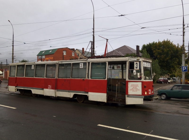 На Танкистов встали трамваи из-за обрыва проводов
