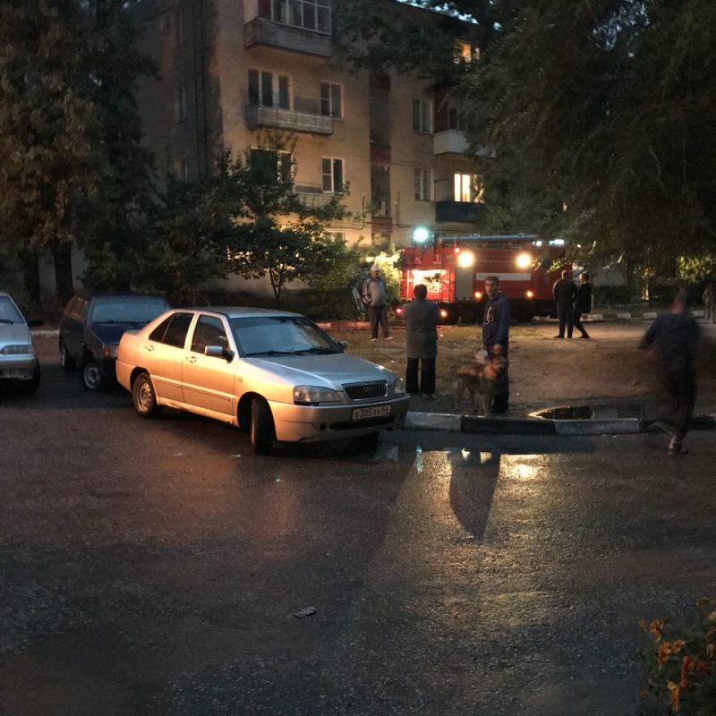 На Заречной в подвале четырехэтажки загорелся мусор