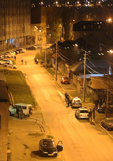 Двое бойцов ОМОНа ранены при нападении на полицейский автобус