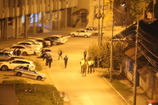 Двое бойцов ОМОНа ранены при нападении на полицейский автобус