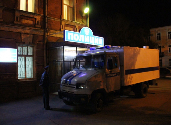 Двое бойцов ОМОНа ранены при нападении на полицейский автобус