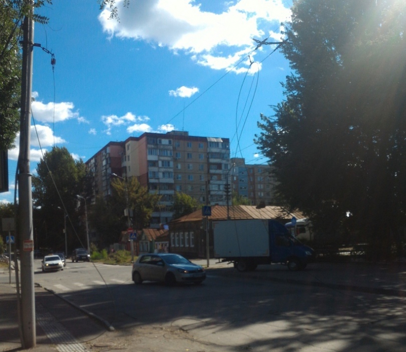 ЧП на Астраханской: автомобилист сорвал троллейбусные провода и скрылся