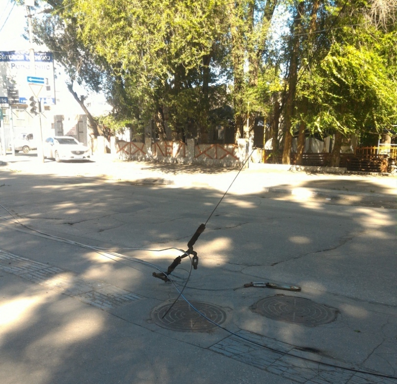 ЧП на Астраханской: автомобилист сорвал троллейбусные провода и скрылся