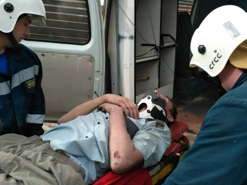 В Саратове спасатели в течение часа искали провалившегося в подвал мужчину